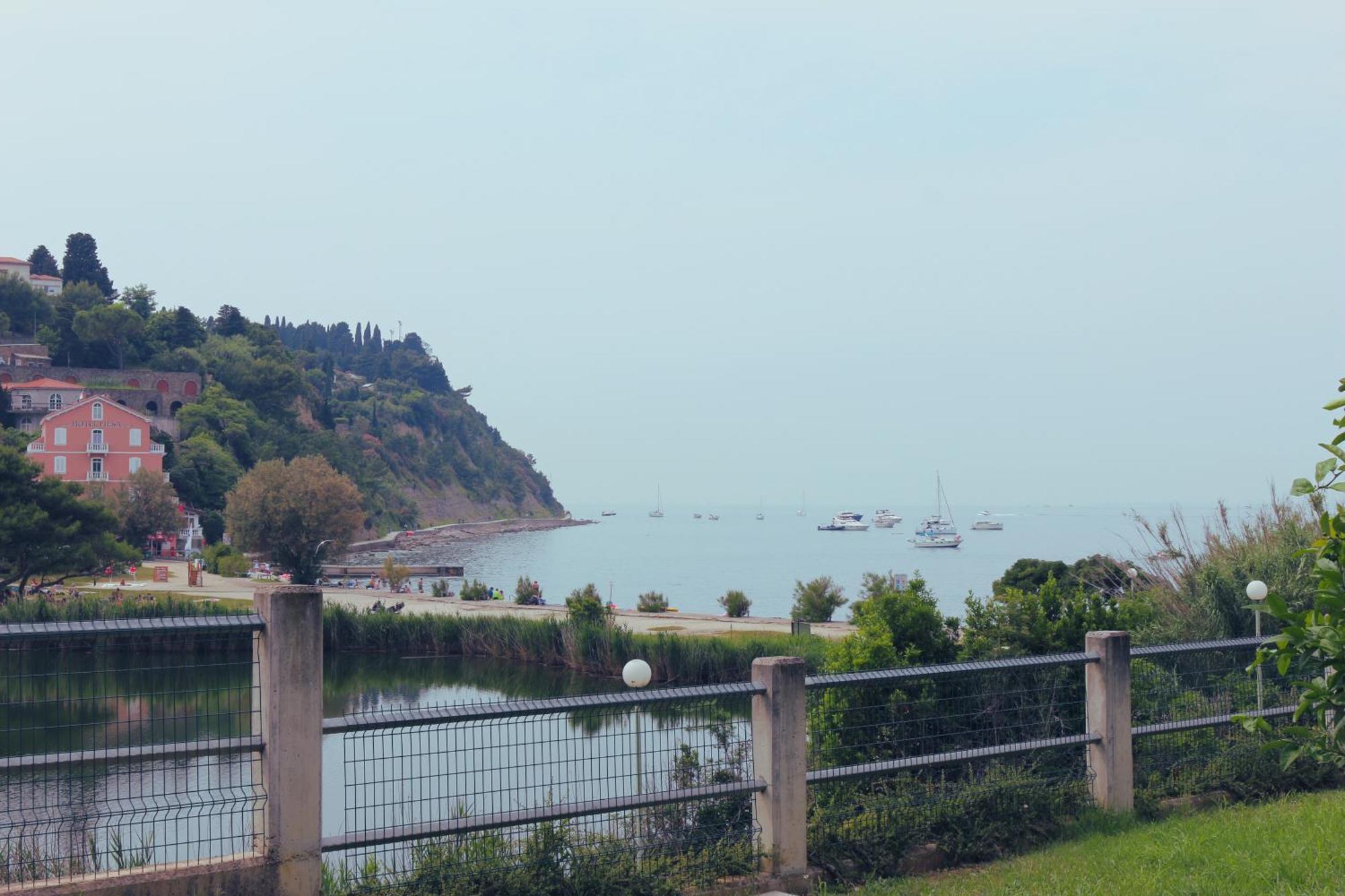 Piran Beach House - Private Oasis - Beachfront Apartment With A Sea View Terrace Exterior foto